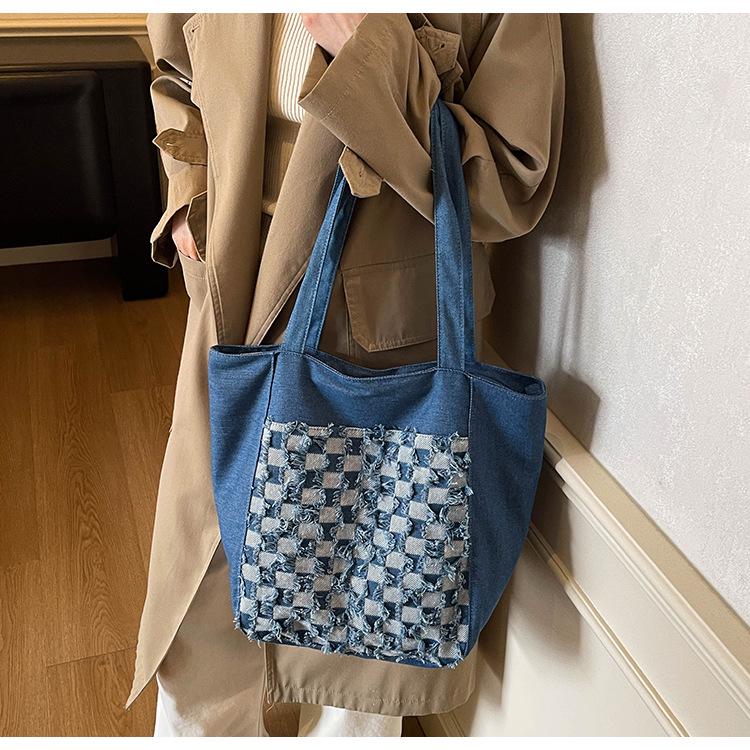 Зима 2025 Клетчатая Сумка из Вареного Денима с Вышивкой - Большая Вместительная Сумка через Плечо