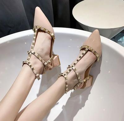 Модные сандалии для женщины Одно слово Лето 2024 Острый носок Заклепка Обувь Блочный каблук Женская обувь с ремешком Лучший дизайнерский люкс H