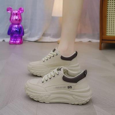 Женские белые кроссовки на низкой подошве в стиле «папиных» на весну 2024: Увеличивающие рост, Повседневные, Универсальные, Кроссовки на толстой подошве