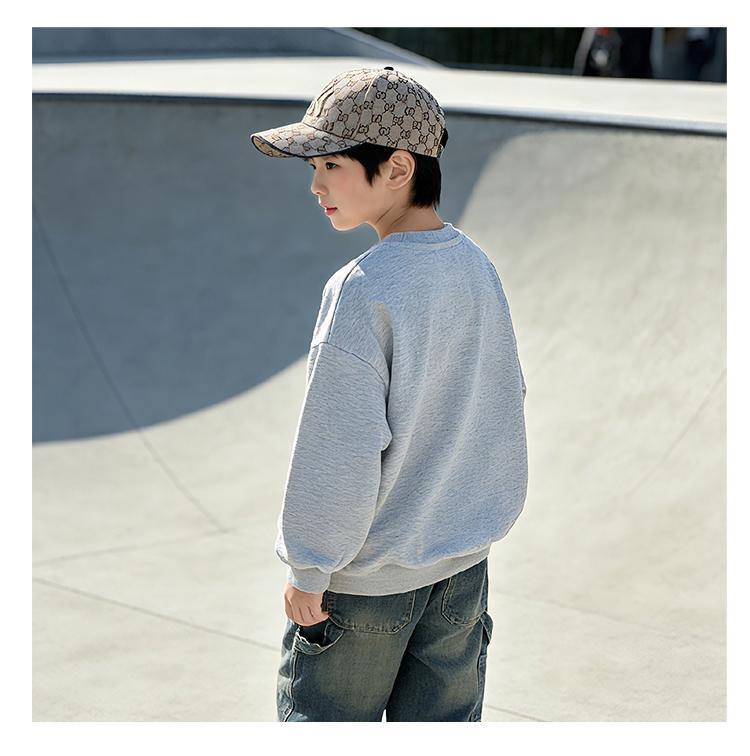 New cute hoodie for boys in spring, featuring a printed round neck and long sleeved shirt with a small bear print