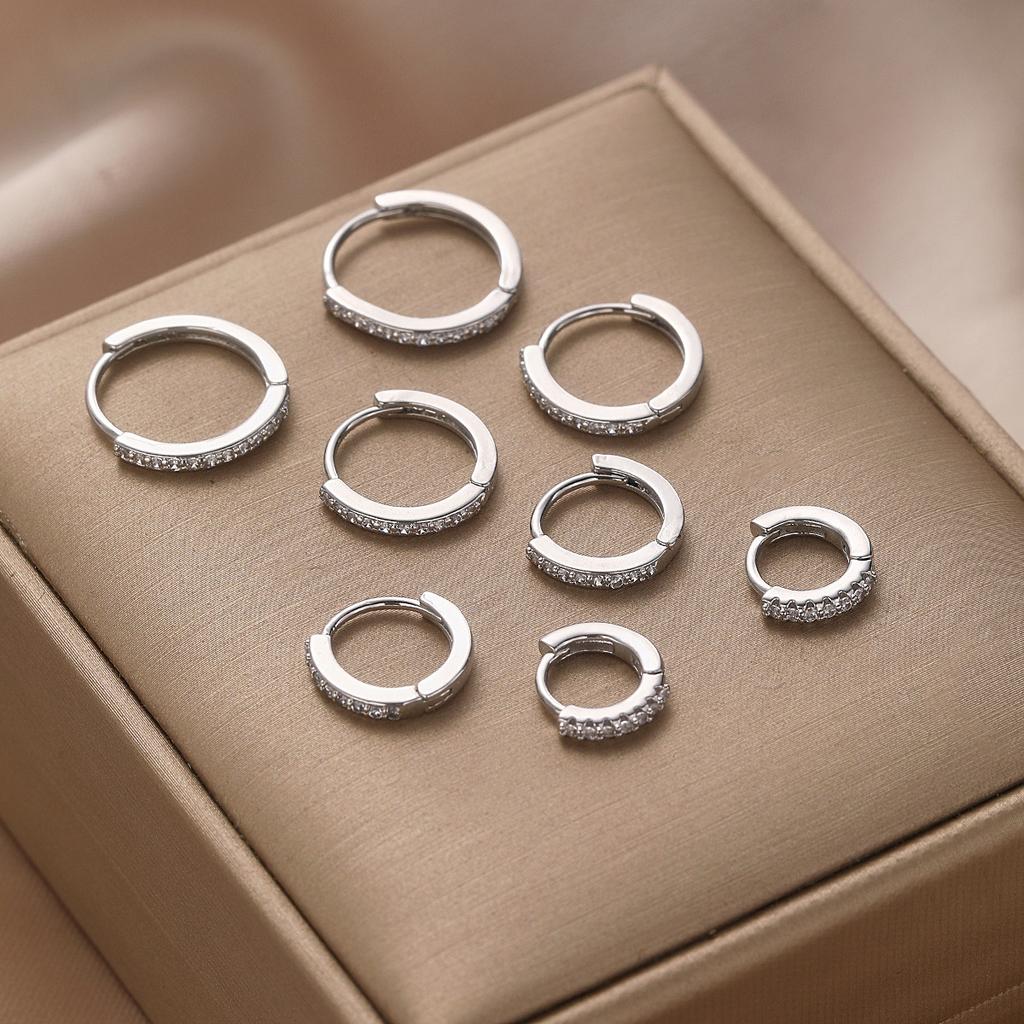 Набор из 8 элегантных и простых сережек для женщин. Подходит для повседневного ношения осенью и зимой. Женщины носят его на вечеринках. Популярно