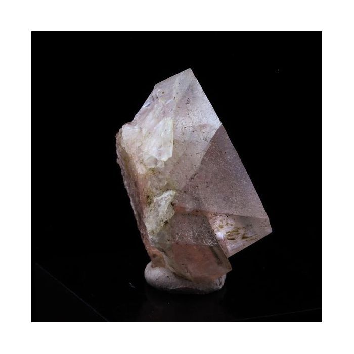 Pierres et Minéraux. Fluorite rose. 15.0 ct. Massif du Mont-Blanc, Haute-Savoie, France.