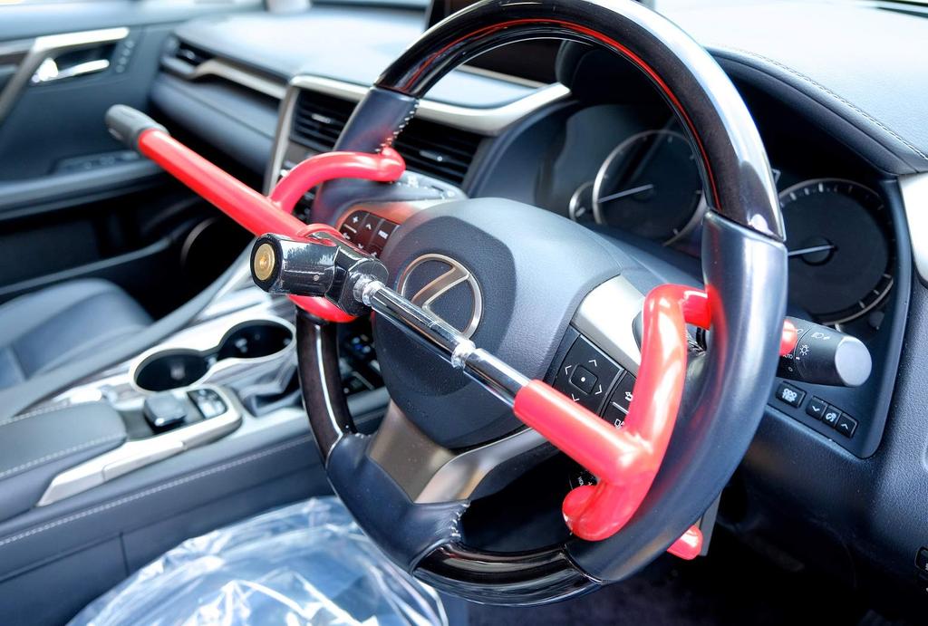 Chuhatsu Hanbai Противоугонный замок на рулевое колесо, 4-спицевый тип, SVR-311