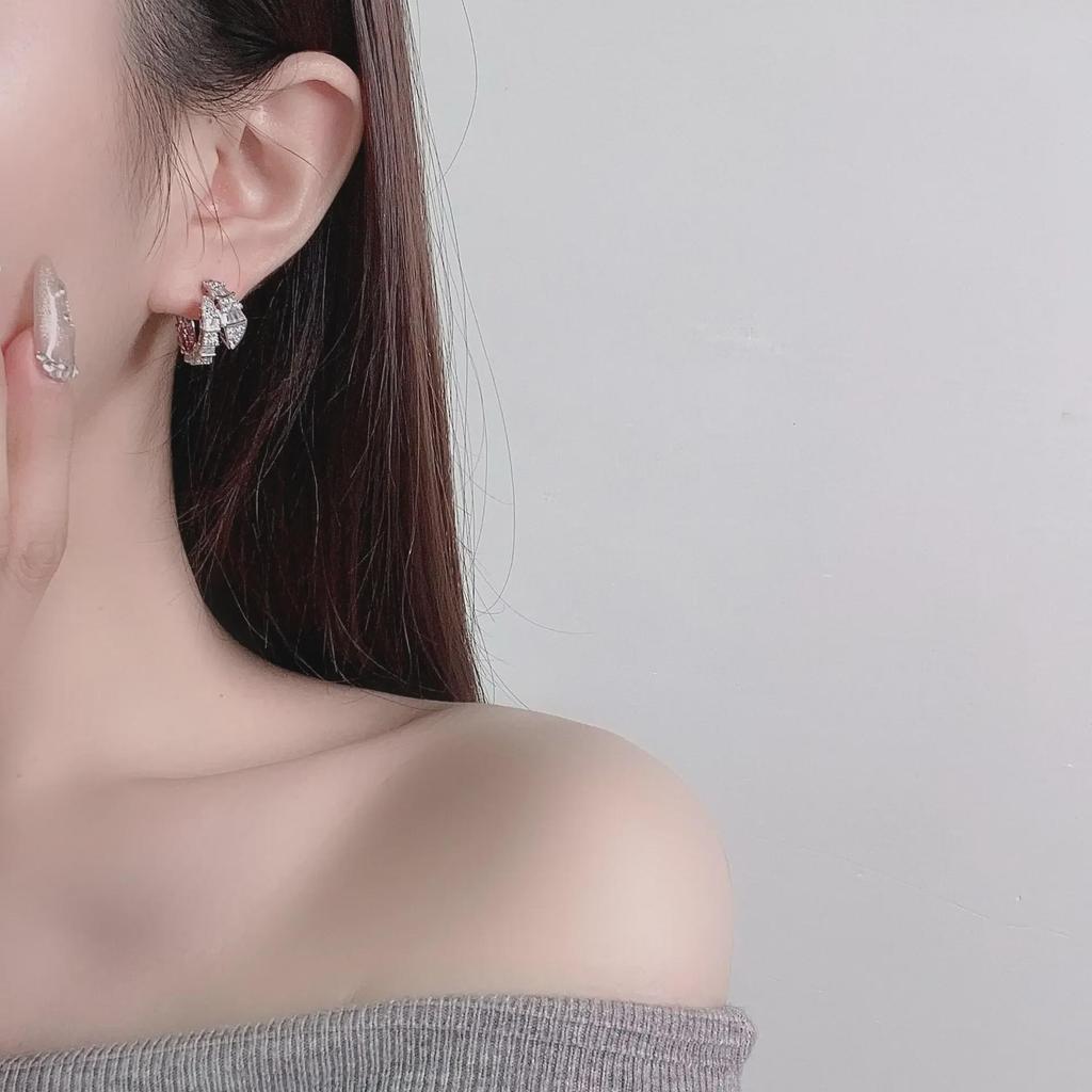 Элегантные серьги из циркония в стиле змеиной кости с иглой из серебра 925 пробы — роскошный дизайн для женщин