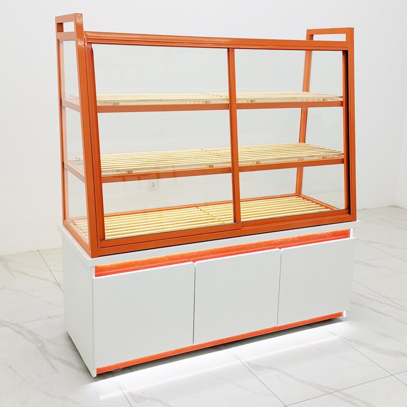 В наличии кондитерская витрина: Остров из массива дерева и кованого железа с ящиками для хлеба, выпечки и жареных продуктов