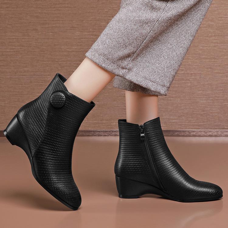 Весенние, осенние и зимние кожаные ботинки для мам на танкетке с мягкой боковой молнией, короткие ботинки с круглым носком и мягкой подошвой, женская обувь