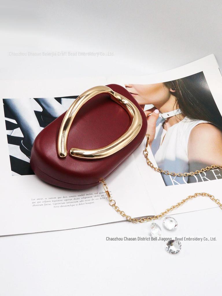 Вечерняя мини-сумочка в стиле ретро: Сумка через плечо с цепочкой и металлическим дизайном