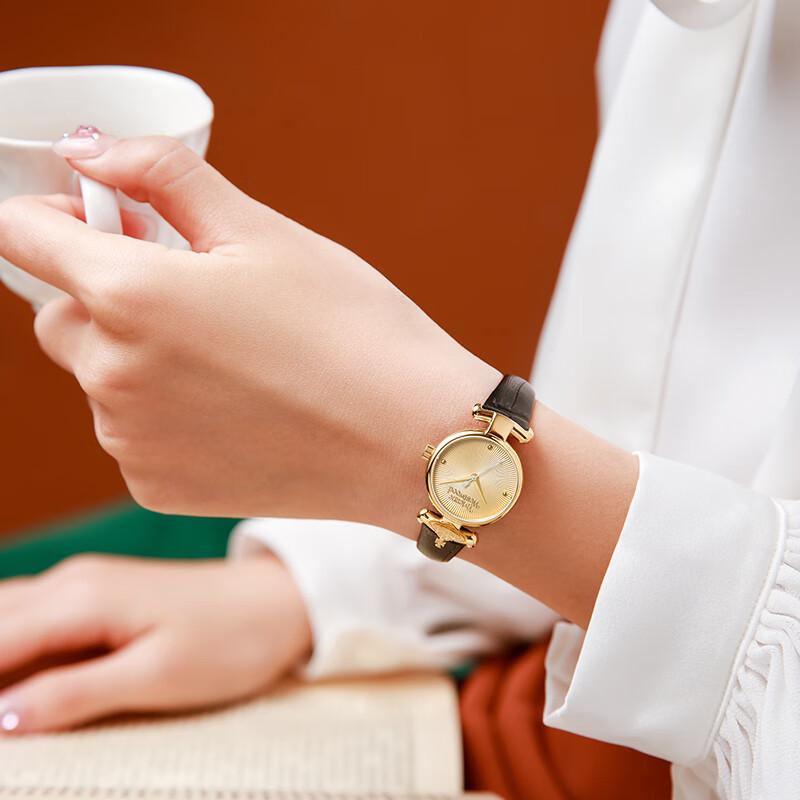 Женские кварцевые часы Vivienne Westwood