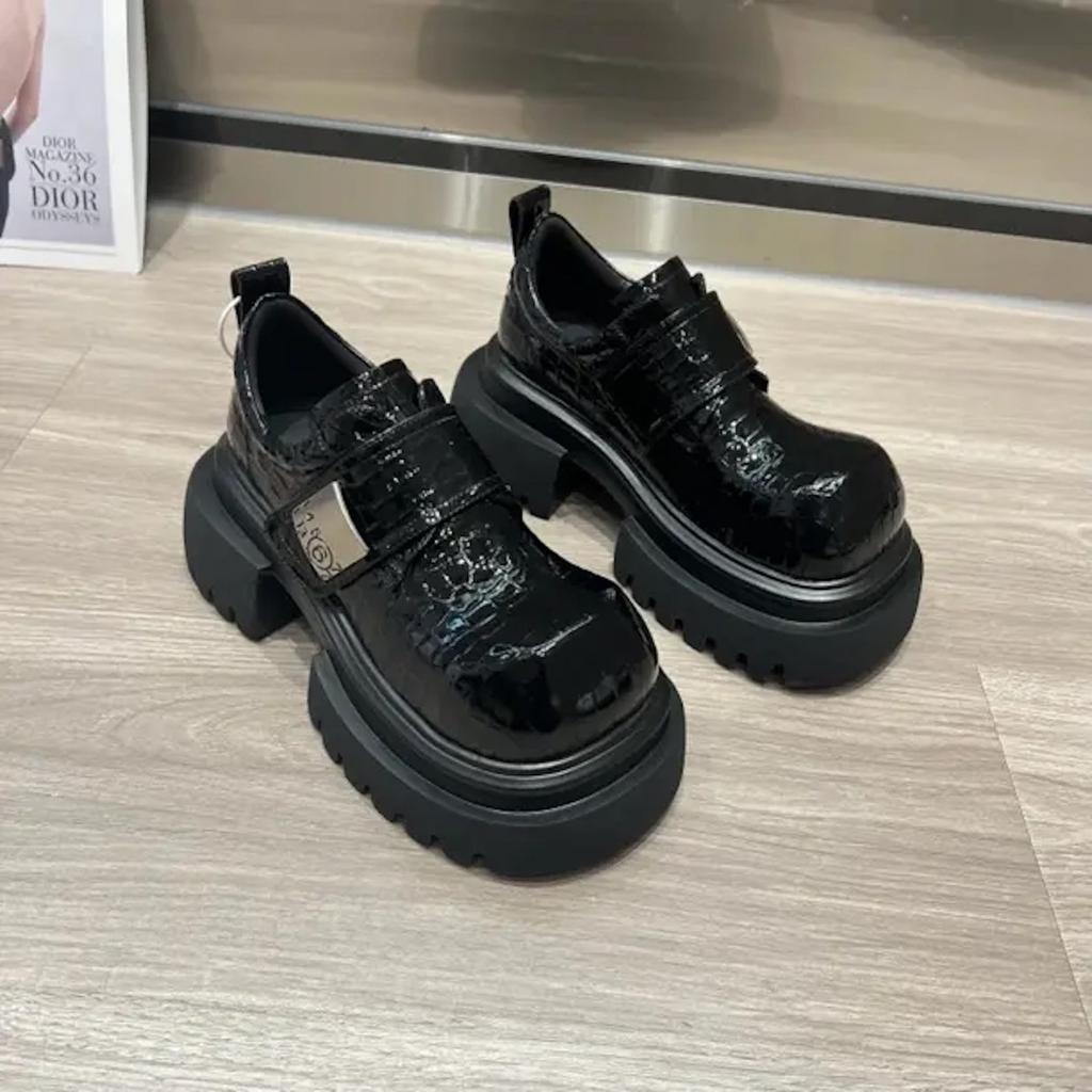 Британские модные крутые туфли с квадратным носком, маленькие кожаные туфли для женщин, новые модели осени 2025 года, лоферы на толстой подошве с металлической пряжкой, увеличивающие рост