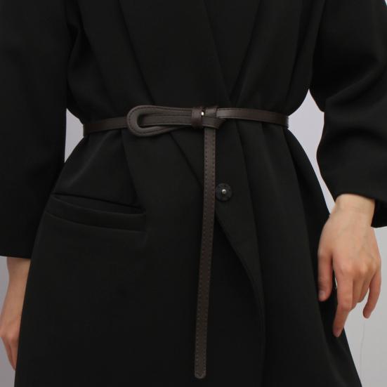 Ремень из искусственной кожи с завязанным узором. Простой универсальный пояс из искусственной кожи. Модный аксессуар.