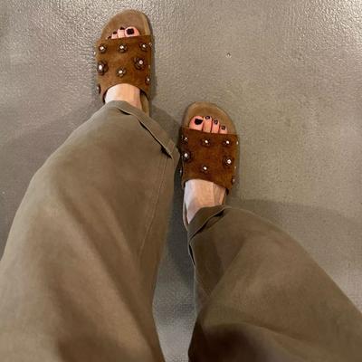 Мода 2025 Новый Дизайнерский Парфюм Декорация Меховые Тапочки Женские Шлепанцы Женские Зимние Вьетнамки Камелия Жемчужная Отделка Меховые Сандалии