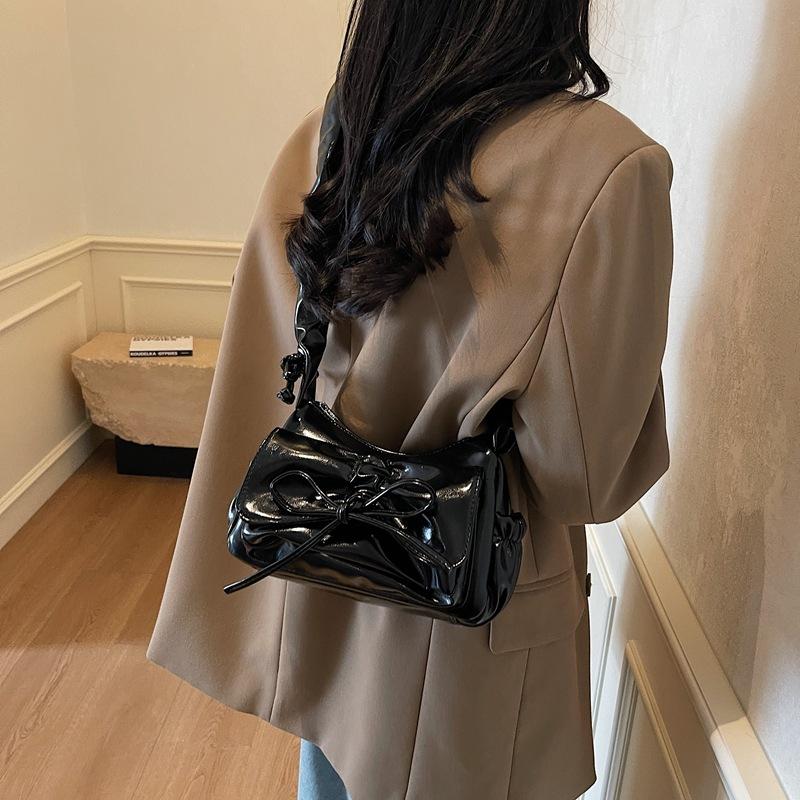 Нишевая плиссированная сумка под мышкой женская 2025 новая трендовая и модная красная сумка через плечо высококлассная универсальная сумка-мессенджер