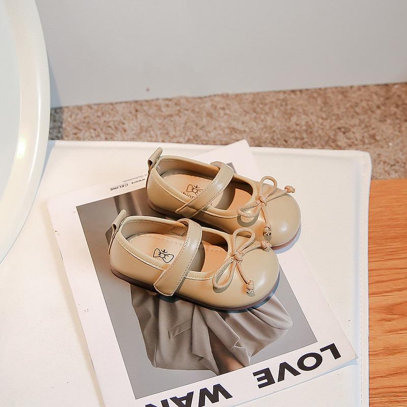 Маленькие кожаные туфли 2025 весна и осень новые детские детские туфли Мэри Джейн для девочек корейская версия с мелким вырезом туфли принцессы одинарные туфли