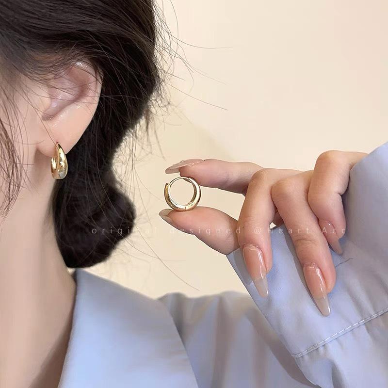 Минималистичные ретро-серьги в холодном стиле: Высококачественные, уникальные, универсальные ушные клипсы с уникальным дизайном и неподвластным времени характером.