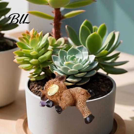 Patio Highland Cow Figurine Plant Pot Hugger Funny Resin Flower Decoration Cute Farm Animal Ornament for Indoor Outdoor Balcony Yard Lawn Decor