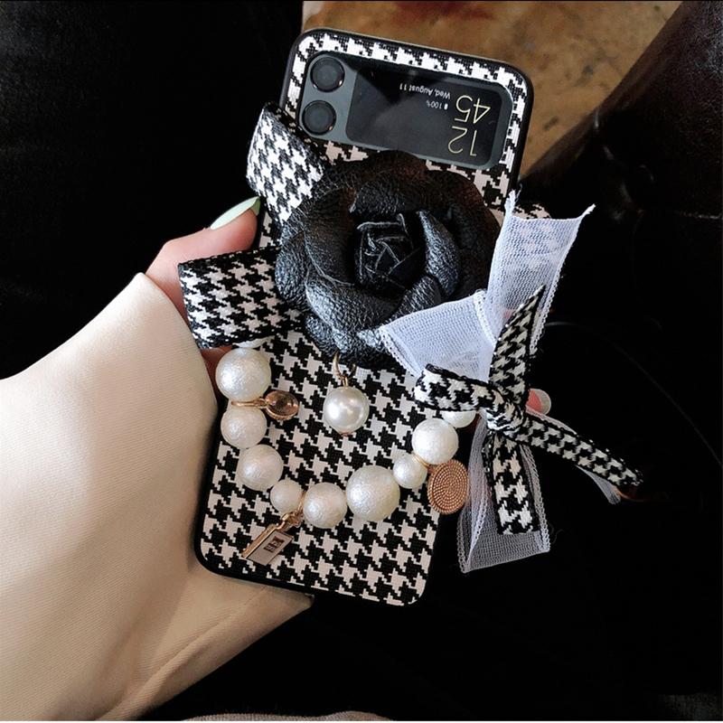 Chic And Elegant Leather Camellia Phone Case For Samsung Galaxy Z Flip 3 Z Flip 4 With Portable Pearl Bracelet Cover Women Girl