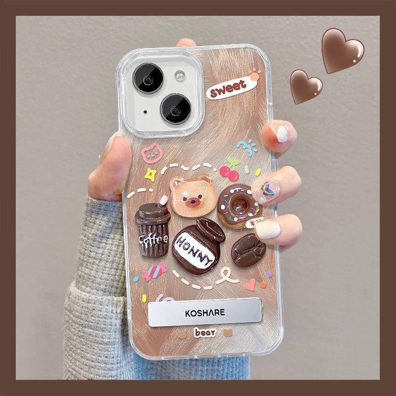 Подходит для Apple 15 Чехол для мобильного телефона Летний iPhone 14pm Кофейный медведь Кукла Невидимый кронштейн 13 Перьевая пряжа