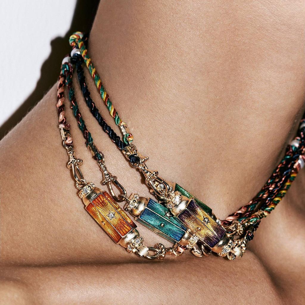 Радужное ожерелье с подвеской. Модное плетеное ожерелье с золотой отделкой и радужной подвеской для встреч.