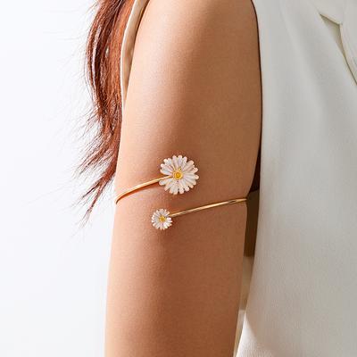 Классический женский браслет с открытыми ромашками