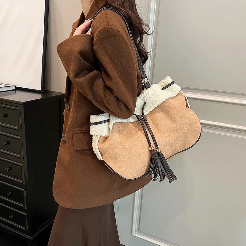 Сумки-ведра из замши, женская сумка через плечо для женщин, зимняя новая тенденция 2024 года, небольшие дизайнерские плюшевые сумки на шнурке с кошельками