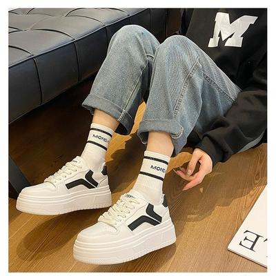 Маленькие белые туфли для девочек универсальны, японские новые суперпопулярные туфли-маффины на толстой подошве с увеличением роста, спортивные и повседневные кеды