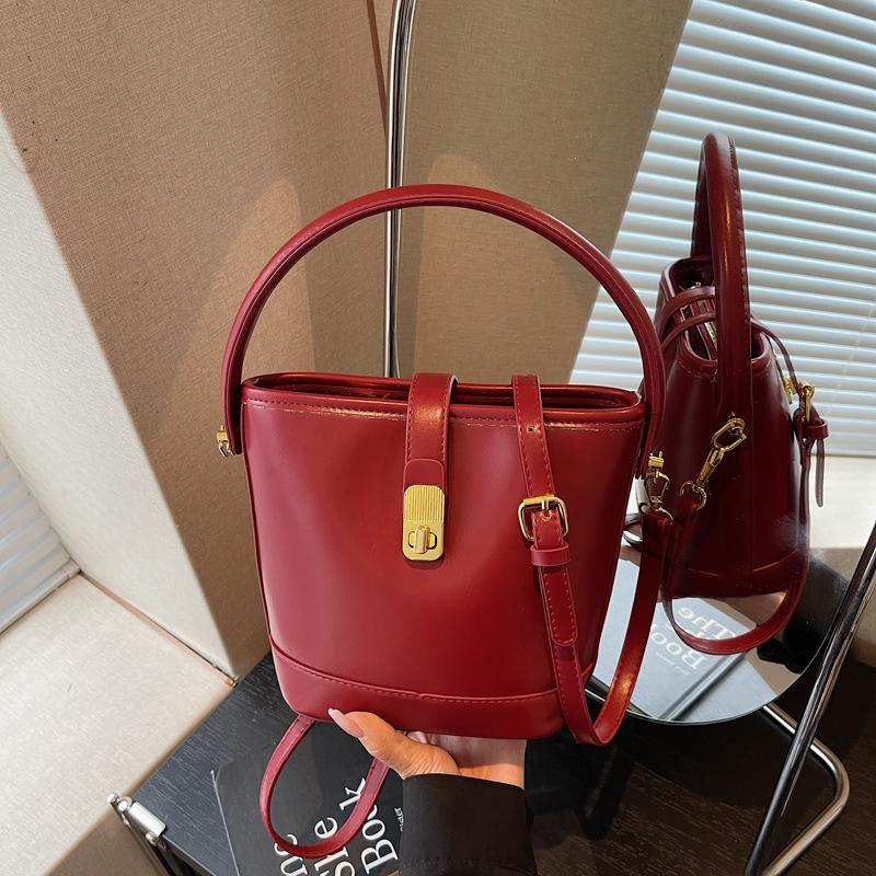 Niche Design Hand-carried Bucket Bag Women's New High-end Retro Versatile Shoulder Messenger Bag