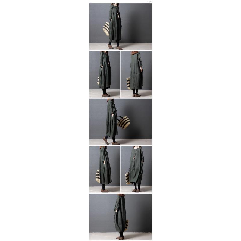 Свободное утягивающее платье средней длины с длинными рукавами и круглым вырезом