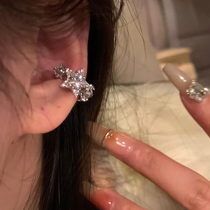 Серьги-бабочки с цирконом: Роскошь, универсальность, тренд сезона осень/зима