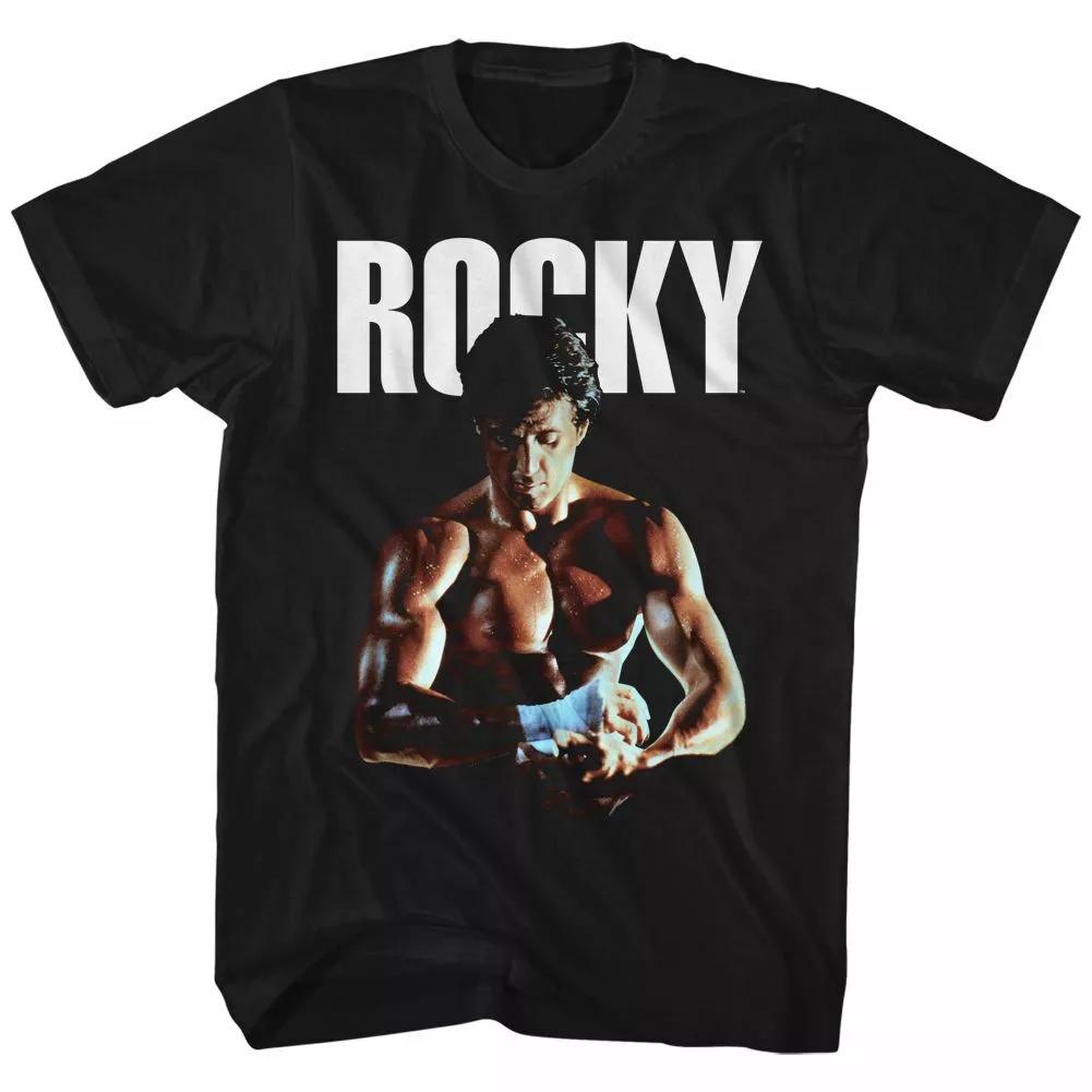 Черная футболка с надписью «Rocky Fist Tape»