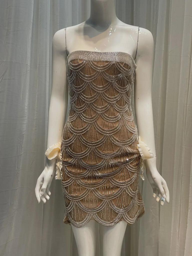 Элегантное мини-платье с пайетками весна/лето 2023 года — стильная праздничная одежда без бретелек