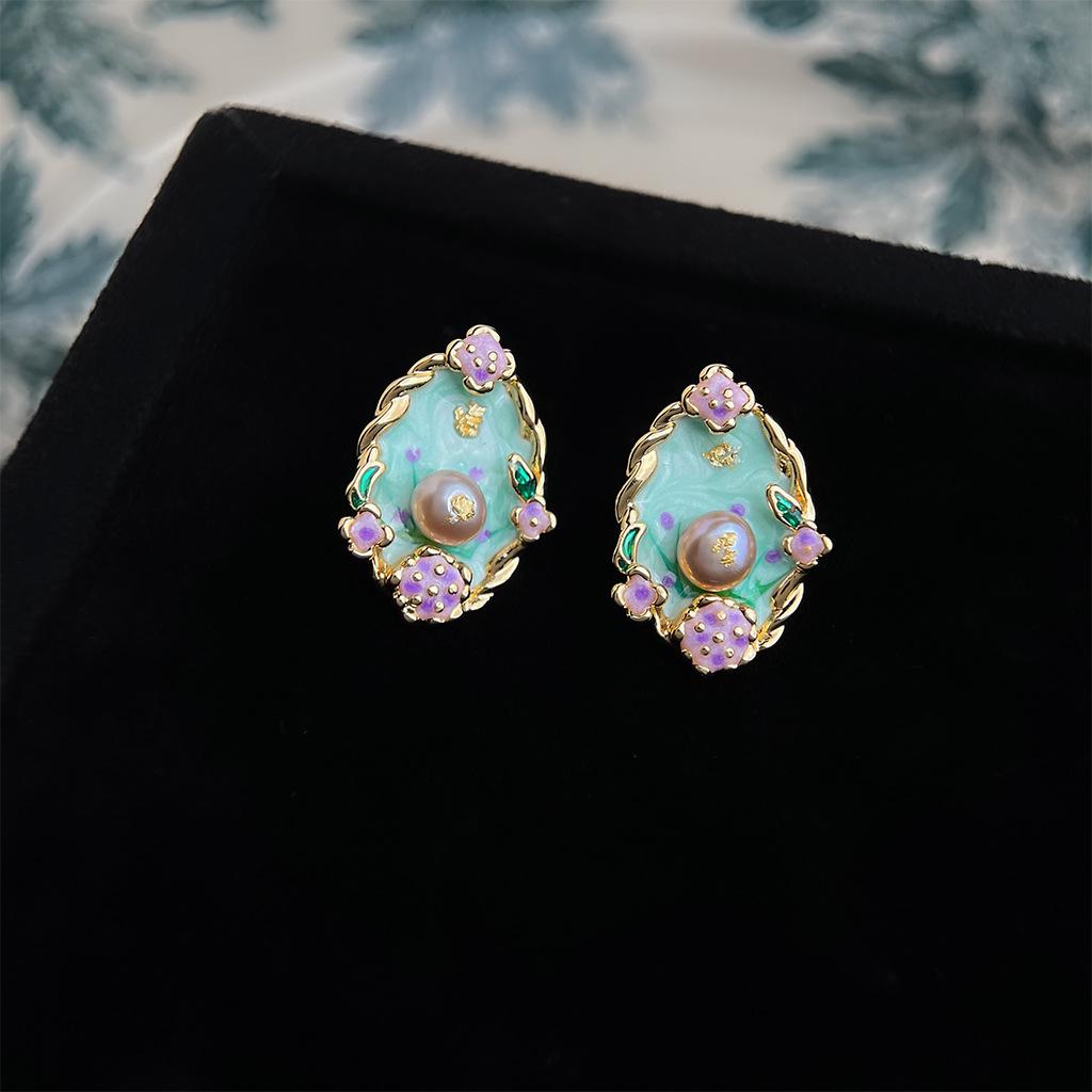 Эмалевые серьги-капли в стиле французской масляной живописи: Художественные серьги-пусеты в придворном стиле с литературным ретро-флером.