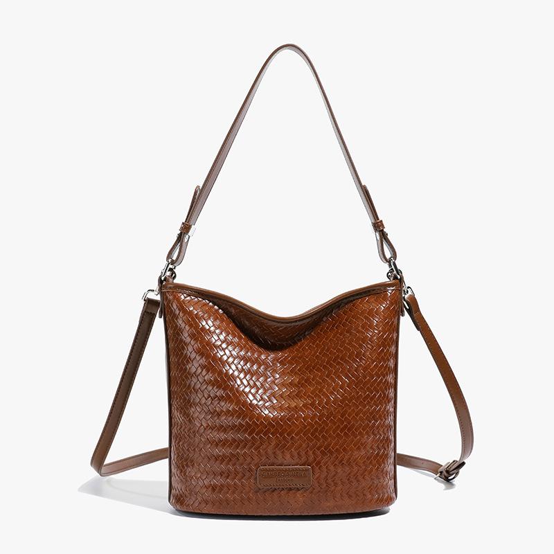 2025 New Woven Bucket Bag Women's High-end Shoulder Messenger Bag Commuter Bag Simple Casual Versatile Fashion