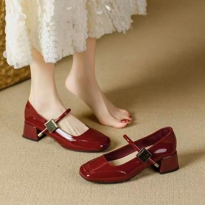 Ретро Мэри темперамент редкие туфли красные легкие кожаные туфли 2025 новые вечерние французские модные квадратные туфли одинарные женские туфли