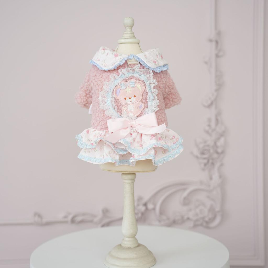 Юбка из бархата с цветочным узором для домашних животных лучше, чем зимняя хлопковая одежда с изображением плюшевого мишки. Одежду для двуногой кошки можно натянуть.