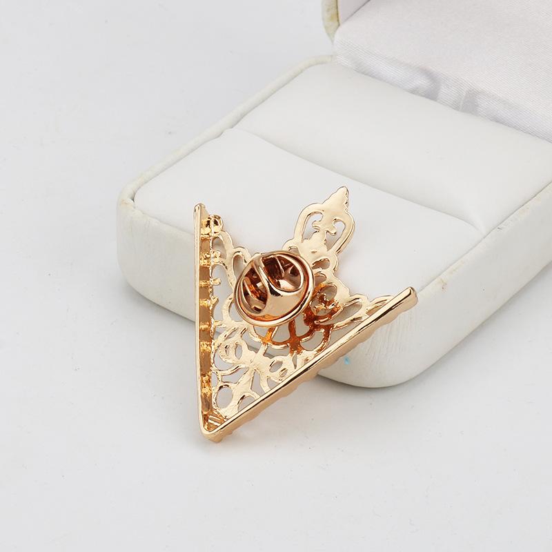 1 Pair European Vintage Luxury Collar Metal Triangle Buckle Men's Women's Suit Shirt Lapel Bronze Hollow Pins Clothing DIY Badge
