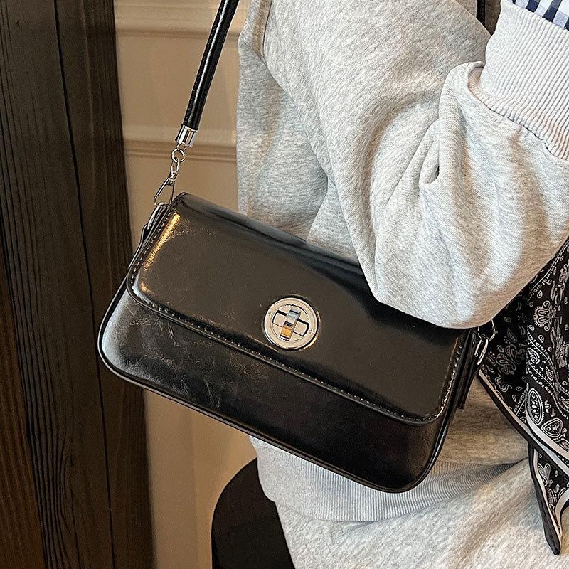 Spring and summer trend new simple and fashionable women's small square bag casual versatile high sense commuting solid color messenger bag