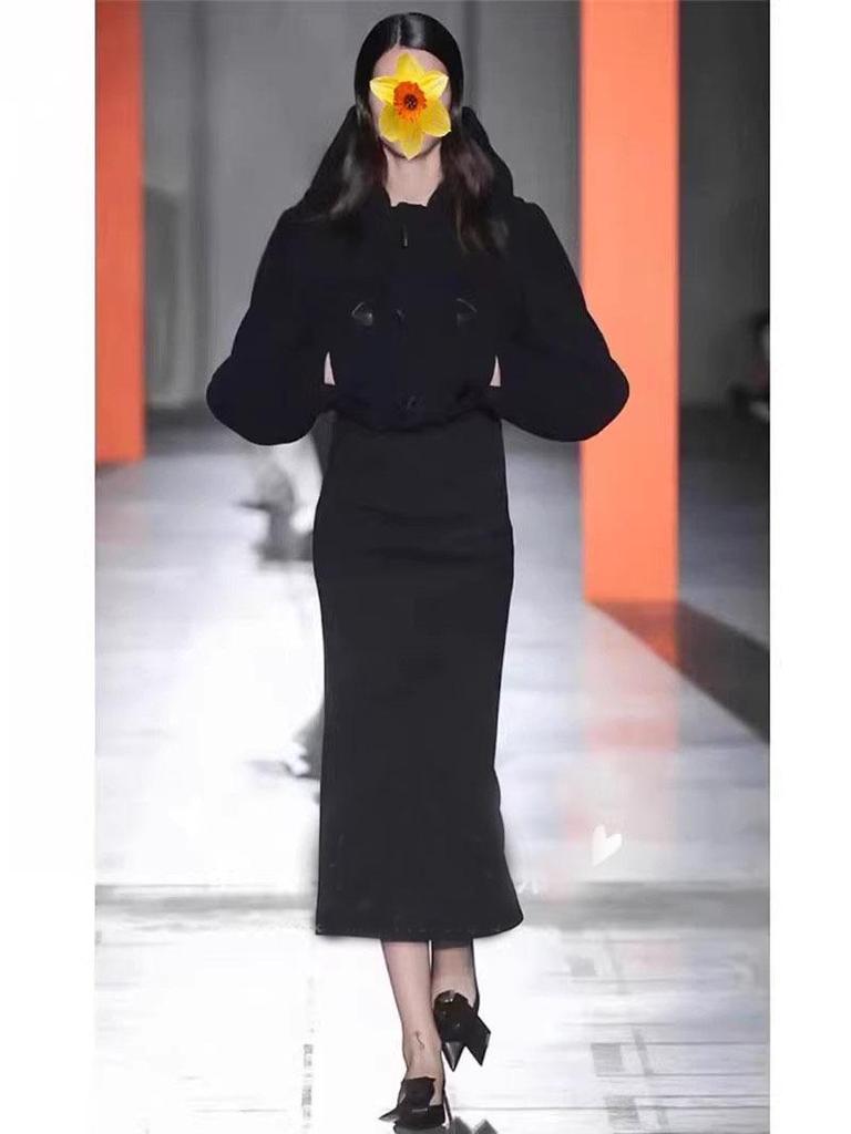 Experience the Unforgettable Beauty of Autumn and Winter with Our Luxurious Wool High-waist Pencil Skirt.