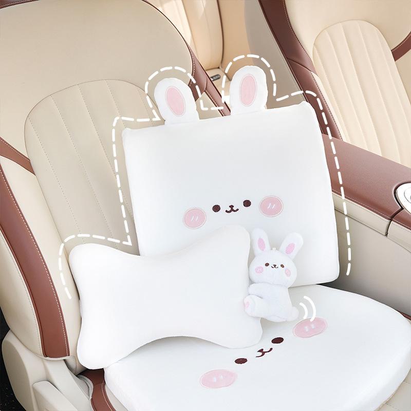 Подушка на сиденье автомобиля из пеноматериала с эффектом памяти и милым дизайном в виде медвежонка для комфорта в любое время года.