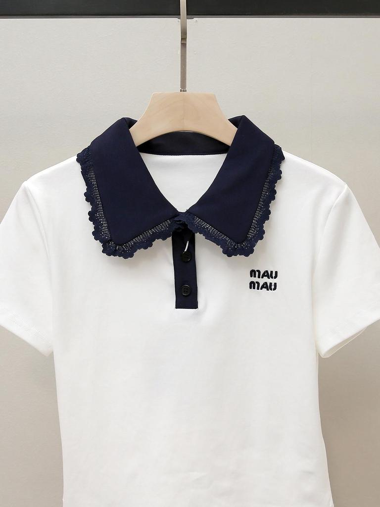 Элегантная французская футболка-поло с коротким рукавом и облегающего силуэта, с воротником Питер Пэн и колор-блоком в нежных тонах - Женская осенняя коллекция