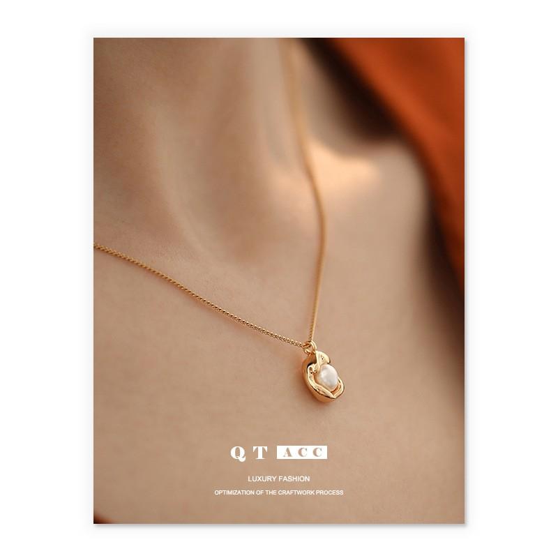 Elegant Copper Pendant Necklace With Natural Freshwater Pearl 18K Gold Plated Minimalist French Luxury Style Women