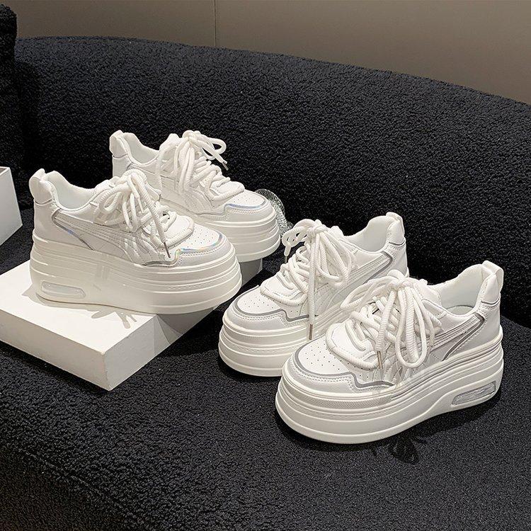 Маленькие белые туфли женские осенние толстые подошвы для пожилых людей с чувством повседневного спорта в высоких туфлях-булочках