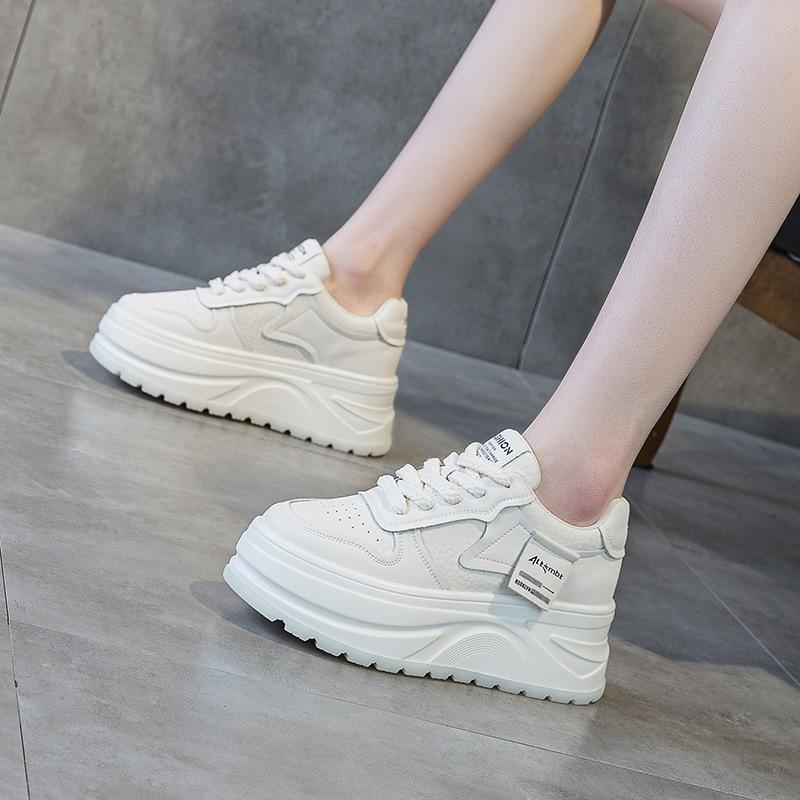 2025 весна маленькие белые туфли женские толстая подошва увеличивающие рост маленький размер увеличивающие рост спортивные женские туфли повседневные туфли на платформе маффин