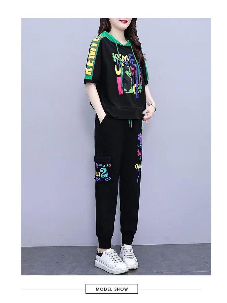 Женский летний спортивный костюм с капюшоном 2025: Стильный свободный костюм-двойка с модным принтом.