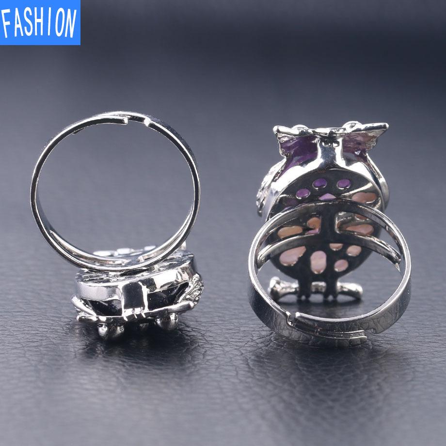 Металлическое регулируемое кольцо с выпуклым натуральным кристаллом в виде совы