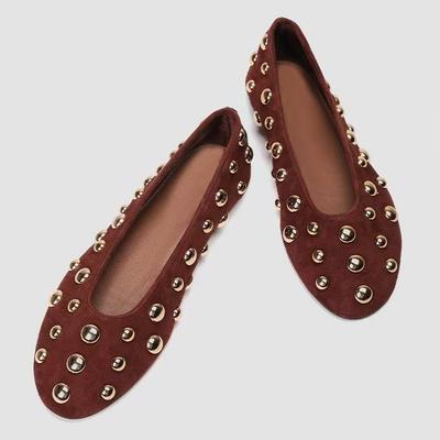 Новые женские черные кожаные балетки с заклепками, повседневная обувь на плоской подошве, с круглым носком