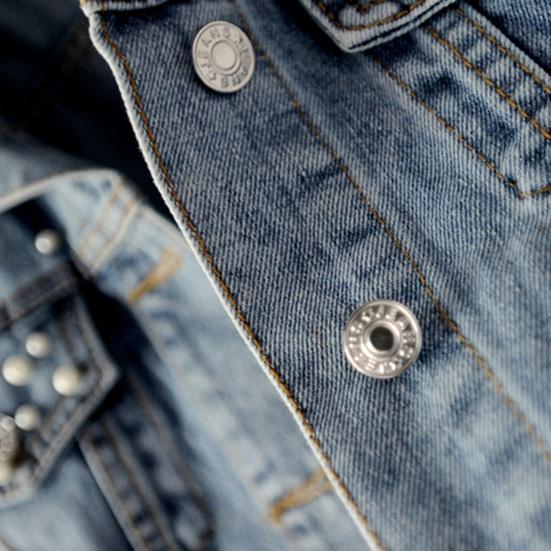 Женская джинсовая куртка однотонная однобортная короткая дышащая сохраняющая тепло декор из бусин