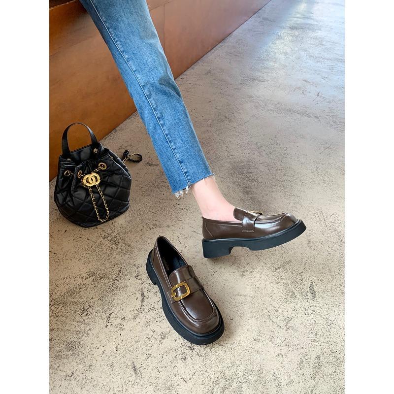 Маленькие кожаные туфли на толстой подошве для женщин