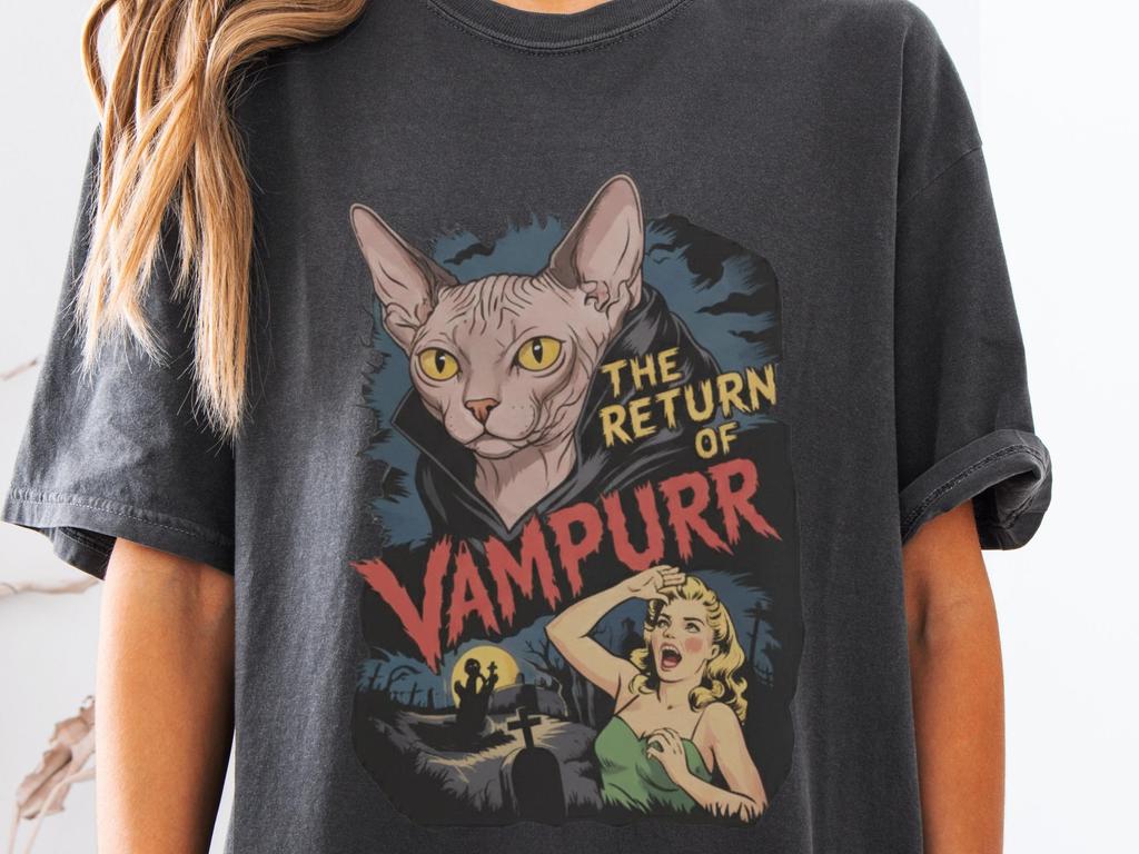 Vampurr Sphynx Vampire T-Shirt – Hairless Cat Dracula Tee, Peterbald Donskoy Gothic Halloween Spooky Season 90s Poster Cat Gift T