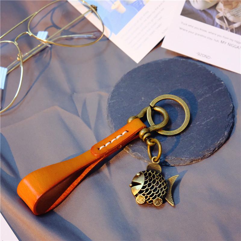 Брелок-подвеска в виде котенка в стиле ретро ручной работы из коровьей кожи высшего сорта и сплава с пряжкой-подковой