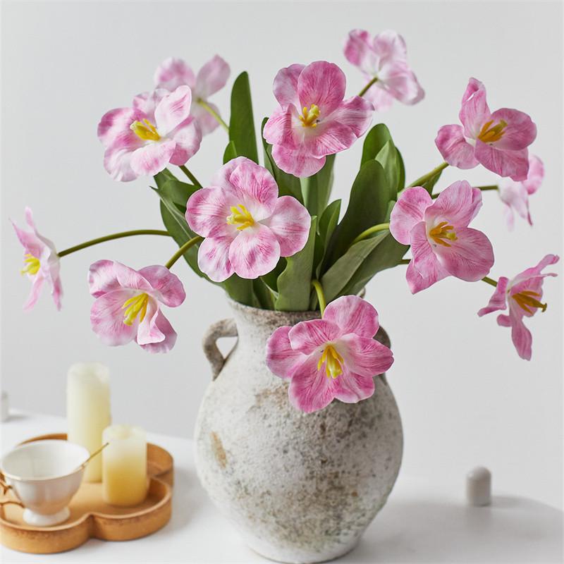 Высококачественные ощущения от цветущих тюльпанов. Искусственные тюльпаны. Поддельные цветы. Фотографии на открытом воздухе. Украшения для обеденного стола и гостиной.